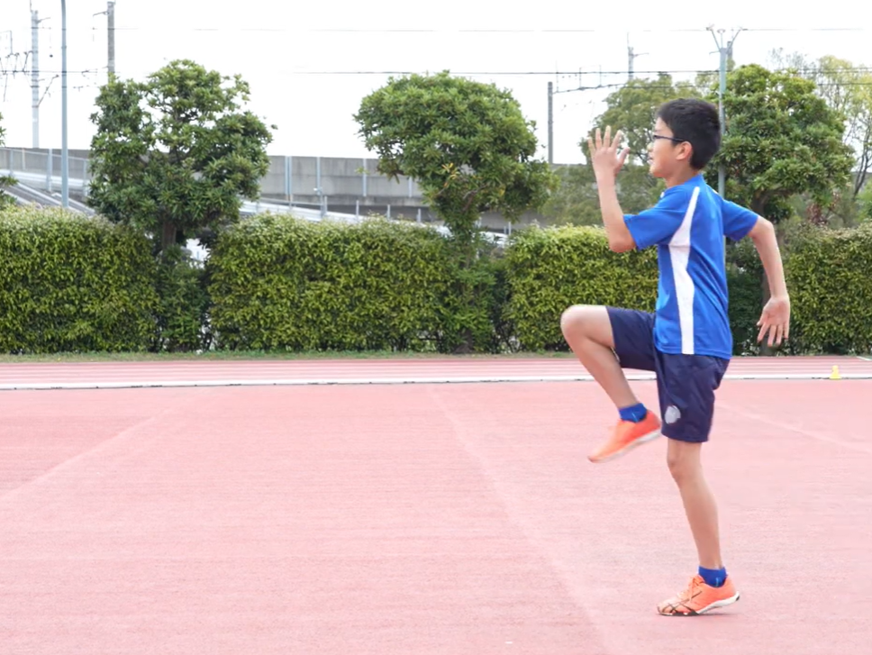 足上げ歩行の見本1
